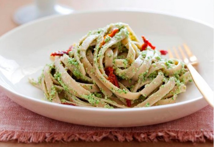 Fettuccine-z brokułów-Pesto-i-suszonymi-pomidorami