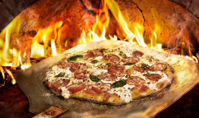 pizza-margarita-prigotovlenie-v-italjanskoi-pechi