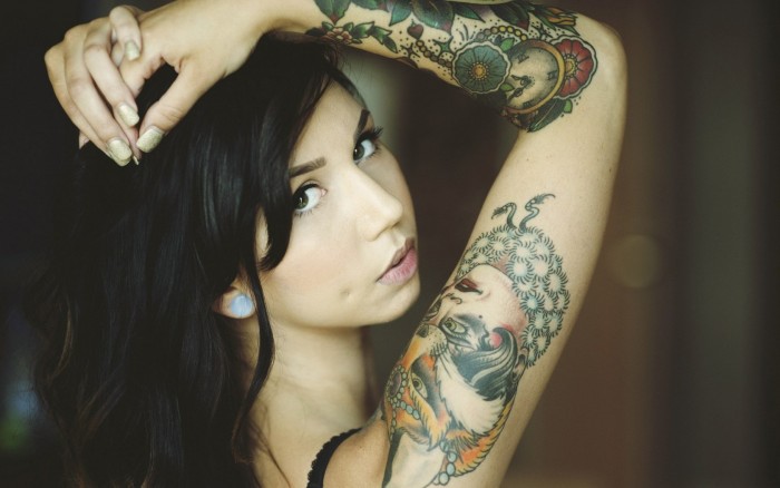 Girls_A_hand_with_a_tattoo_042086_