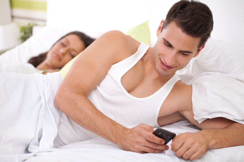 Eşi Hile, Genç Erkekler Karısı uyurken metresiyle Sohbet