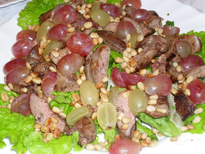 salat-s-pechen-yu-i-vinogradom