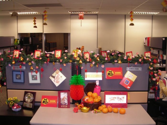 creative-inspirational-work-place-christmas-decorations-chinese-office-room-decorated-with-red-felicitation-and_creative-office-decoration_office_medical-office-design-ideas-home-chief-officer-suppose_972x729